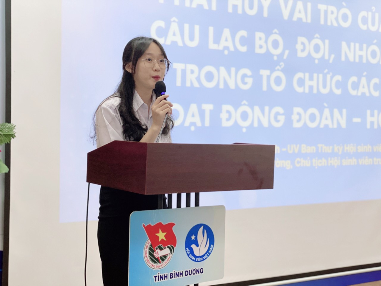 Diễm Linh luôn năng nổ trong các công tác Đoàn - Hội của trường. Cô bạn thủ lĩnh sinh viên Bình Dương ảnh 2