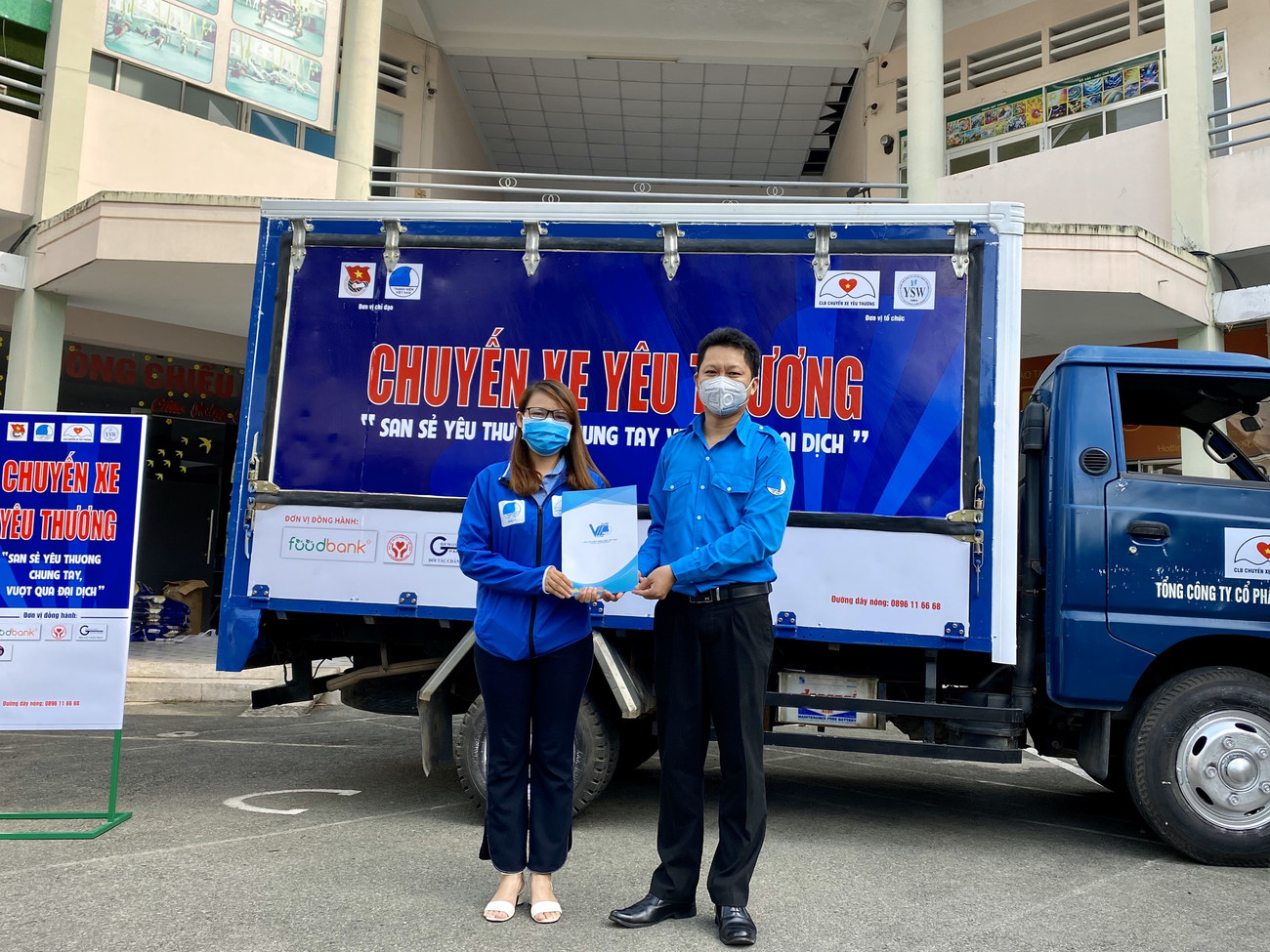 Anh Cao Hồng Hưng, Ủy viên thường trực Đoàn Chủ tịch Ủy ban T.Ư Hội LHTN Việt Nam trao quyết định thành lập CLB Công tác xã hội "Chuyến xe yêu thương". Ban Tổ chức chương trình đảm bảo khoảng cách an toàn khi hội họp. Ông Nguyễn Mạnh Cường, Bí thư quận ủy Thủ Đức tới dự và cùng thăm hỏi, trao quà cho bà con. Anh Đào Quang Dũng, Phó Chánh Văn phòng T.Ư Đoàn tới dự và tặng quà cho bà con trong chương trình. Anh Cao Hồng Hưng, Ủy viên thường trực Đoàn Chủ tịch Ủy ban T.Ư Hội LHTN Việt Nam đến dự và cùng tặng quà cho bà con. 300 phần quà đã gửi tới các hộ dân có hoàn cảnh khó khăn trên địa bàn Q. Thủ Đức, TP. HCM, vào sáng ngày 29/4. Những "Chuyến xe yêu thương" sẽ vận chuyển quà để trao tặng tới những hoàn cảnh khó khăn ở các tỉnh, thành trên cả nước. Ra mắt CLB Công tác xã hội “Chuyến xe yêu thương” ảnh 3