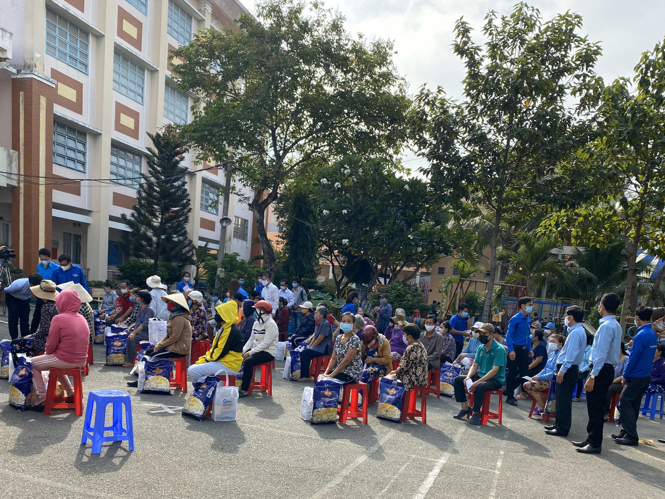 300 phần quà đã gửi tới các hộ dân có hoàn cảnh khó khăn trên địa bàn Q. Thủ Đức, TP. HCM, vào sáng ngày 29/4. Những "Chuyến xe yêu thương" sẽ vận chuyển quà để trao tặng tới những hoàn cảnh khó khăn ở các tỉnh, thành trên cả nước. Ra mắt CLB Công tác xã hội “Chuyến xe yêu thương” ảnh 8