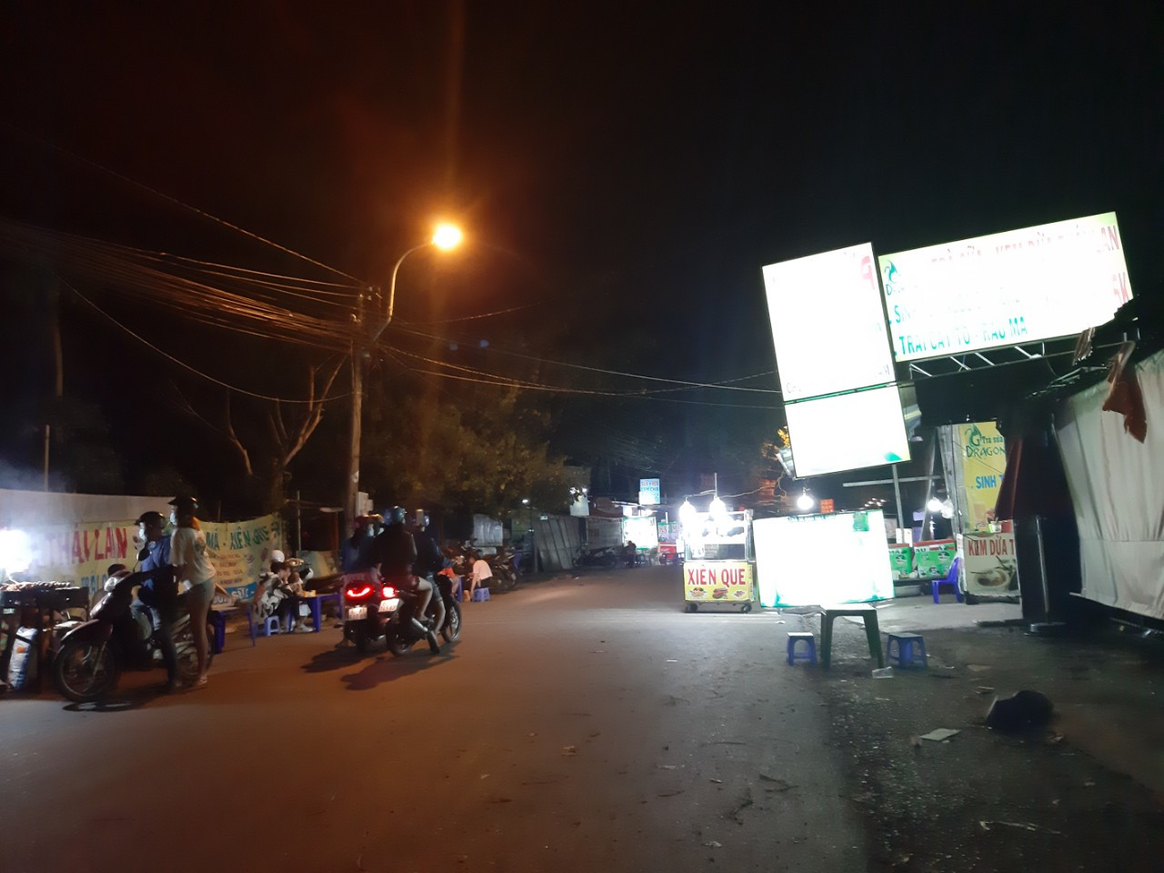 Hàng quán trước khu Ký túc xá Đại học Quốc gia TP.HCM đã mở cửa nhưng cũng vắng khách. TP. HCM: Quán hàng quanh các trường đại học, cao đẳng đông trở lại ảnh 3