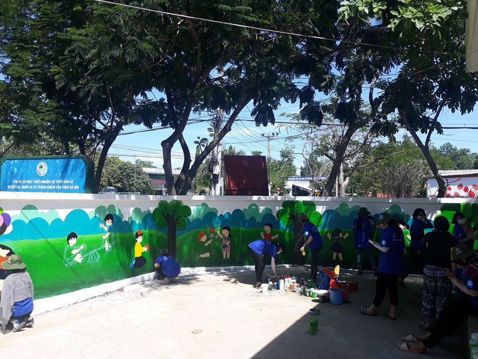 Sinh viên tình nguyện trường ĐH Sài Gòn làm hồi sinh những mảng tường cũ ảnh 2
