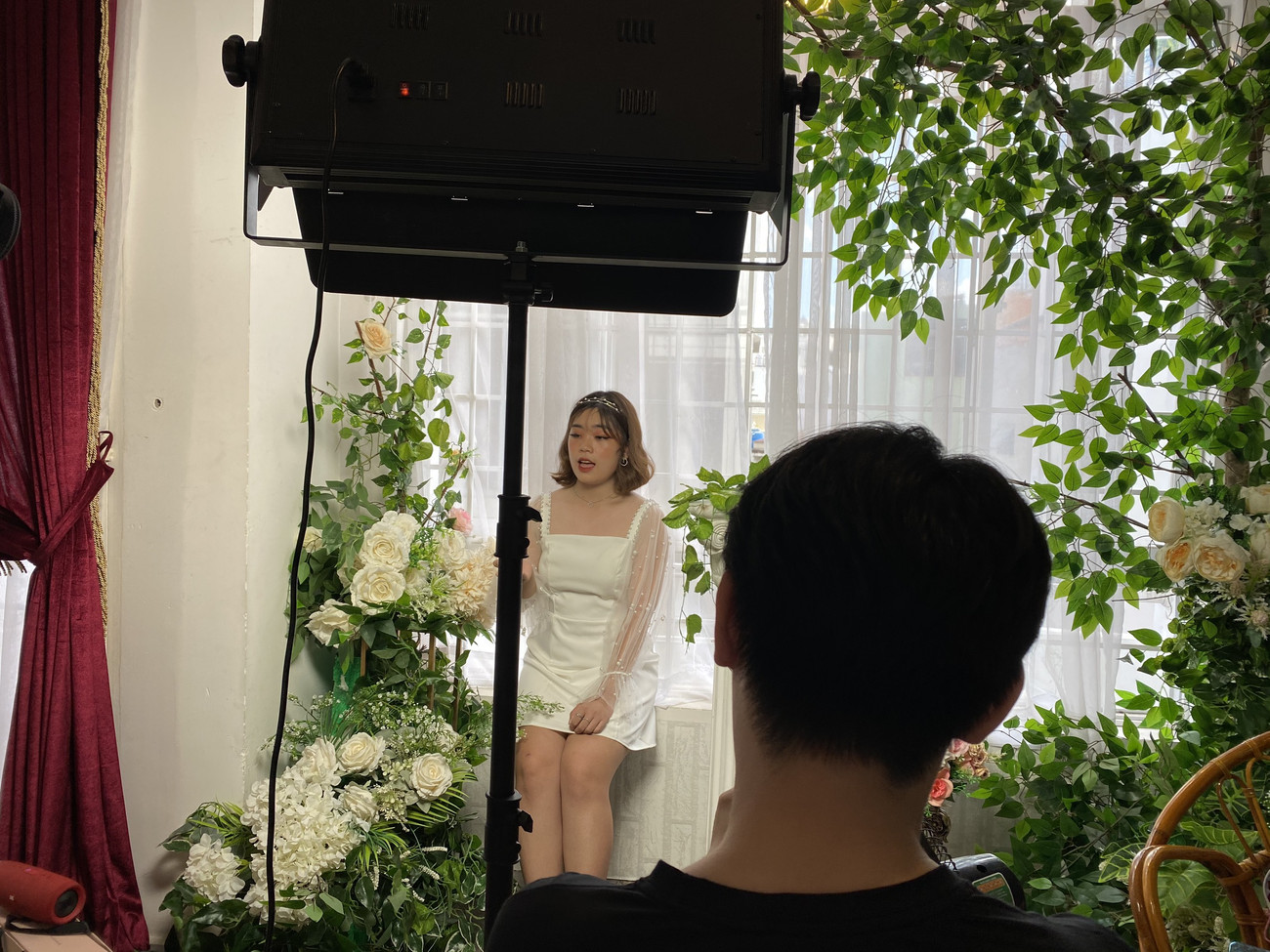 Các thành viên trong nhóm thực hiện cảnh quay MV. Các thành viên trong nhóm xử lý hậu kỳ cho MV. Làm MV ca nhạc để tặng các bạn tân sinh viên ảnh 2