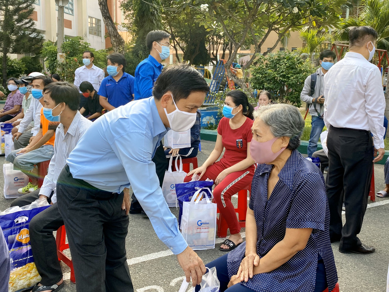 Ông Nguyễn Mạnh Cường, Bí thư quận ủy Thủ Đức tới dự và cùng thăm hỏi, trao quà cho bà con. Anh Đào Quang Dũng, Phó Chánh Văn phòng T.Ư Đoàn tới dự và tặng quà cho bà con trong chương trình. Anh Cao Hồng Hưng, Ủy viên thường trực Đoàn Chủ tịch Ủy ban T.Ư Hội LHTN Việt Nam đến dự và cùng tặng quà cho bà con. 300 phần quà đã gửi tới các hộ dân có hoàn cảnh khó khăn trên địa bàn Q. Thủ Đức, TP. HCM, vào sáng ngày 29/4. Những "Chuyến xe yêu thương" sẽ vận chuyển quà để trao tặng tới những hoàn cảnh khó khăn ở các tỉnh, thành trên cả nước. Ra mắt CLB Công tác xã hội “Chuyến xe yêu thương” ảnh 5