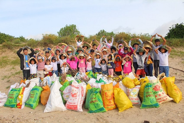 Sau chương trình "Sun day Clean - up 2020" nhiều bao rác đã được nhóm thu gom và xử lý. Green Trips - những “chiến binh” giải cứu môi trường ảnh 5