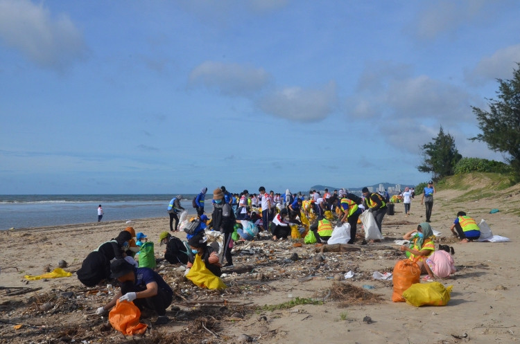 Chương trình "Sun day Clean - up 2020" tại bãi biển Đồi Nhái, TP. Vũng Tàu vào ngày 11/10 vừa qua do nhóm Green Trips phát động và thực hiện đã thu hút rất đông các bạn sinh viên tham dự. Green Trips - những “chiến binh” giải cứu môi trường ảnh 4