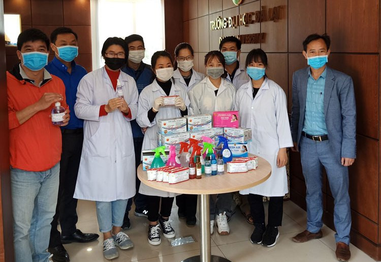 Các sản phẩm sát khuẩn được trường ĐH Đà Lạt điều chế để phục vụ nhà trường và trao tặng các đơn vị trên địa bàn TP. Đà Lạt. Trường ĐH Đà Lạt ủng hộ 75 triệu đồng phòng chống dịch ảnh 1