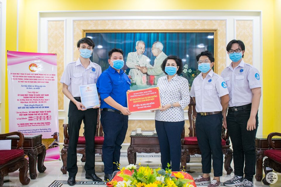 Hội Sinh viên trường ĐH Luật TP. HCM trao số tiền ủng hộ của sinh viên giúp người dân miền Tây chống hạn mặn (ảnh: Lê Phạm Nam Long) Sinh viên góp 30 triệu đồng ủng hộ người dân miền Tây chống hạn, mặn ảnh 1