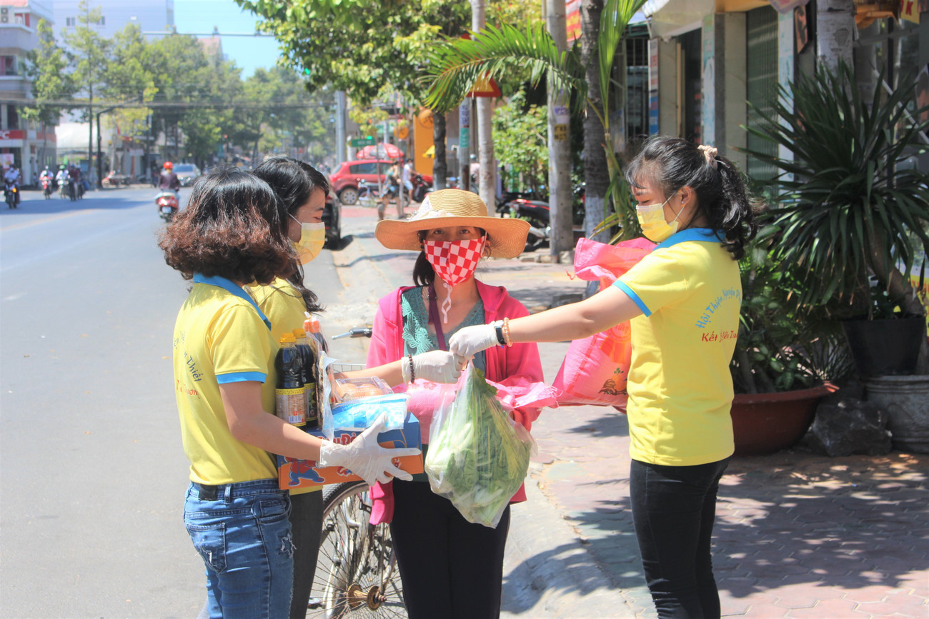 Hội Thiện nguyện Phan Thiết tặng nhiều phần quà cho bà con lao động nghèo ảnh 2