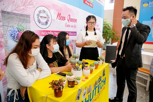 Dung trình bài dự án trước Ban Giám khảo cuộc thi "Hutech Startup Wings 2020" (Ảnh: Đoàn trường) “Vườn sen đá” của Dung ảnh 1