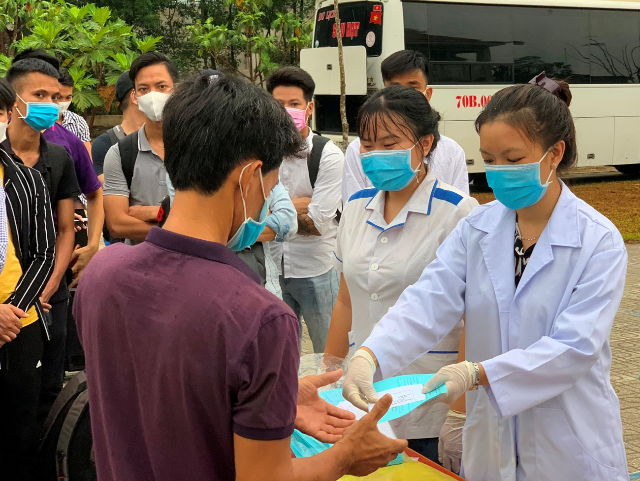 Quỳnh đang hướng dẫn cho người dân tại khu cách ly dã chiến Xã Phước Thạnh, huyện Gò Dầu, tỉnh Tây Ninh. “Với mình 2 tuần hỗ trợ tại khu cách ly là những trải nghiệm tuyệt vời”. ảnh 2