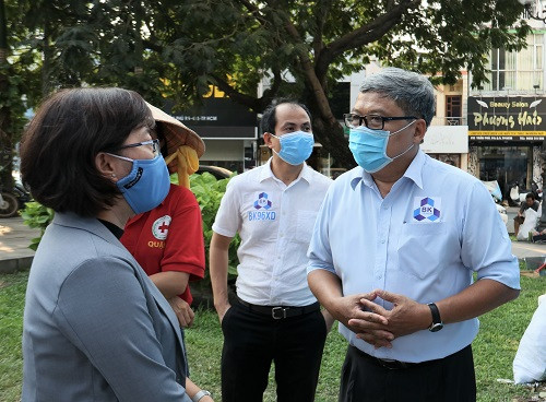 PGS. TS Trần Thiên Phúc, Phó Hiệu trưởng nhà trường đến thăm nhóm thực hiện "ATM gạo". TP. HCM: Cựu sinh viên Bách khoa mở “ATM gạo” hỗ trợ người khó khăn ảnh 2