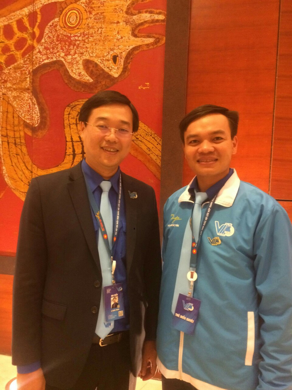 Sô Văn Vũ (bên trái), chụp ảnh lưu niệm với anh Lê Quốc Phong, Bí thư thứ nhất T.Ư Đoàn. Thủ lĩnh Đoàn năng nổ của thanh niên BaNa ảnh 1