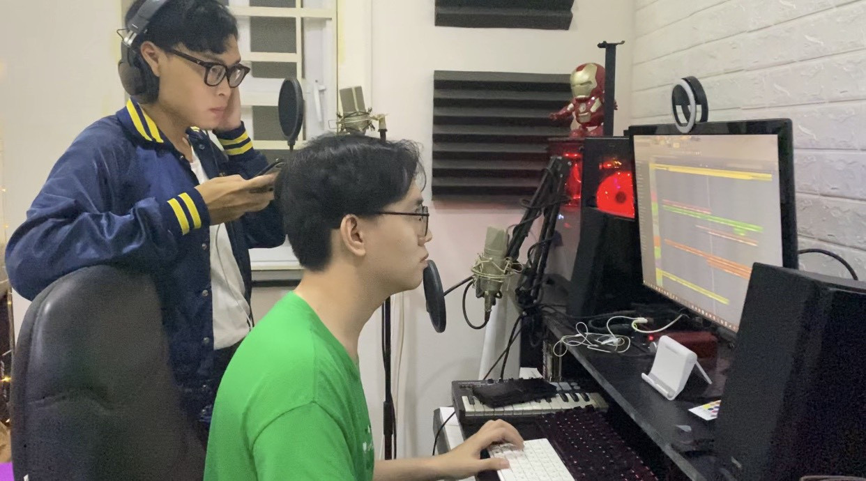 Các thành viên trong nhóm xử lý hậu kỳ cho MV. Làm MV ca nhạc để tặng các bạn tân sinh viên ảnh 3