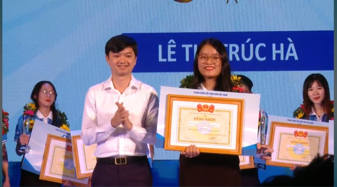 Trúc Hà (phải) nhận bằng khen và giải Nhất "Hội thu Thủ lĩnh sinh viên toàn quốc 2020". Trúc Hà - cô thủ lĩnh sinh viên năng động ảnh 1