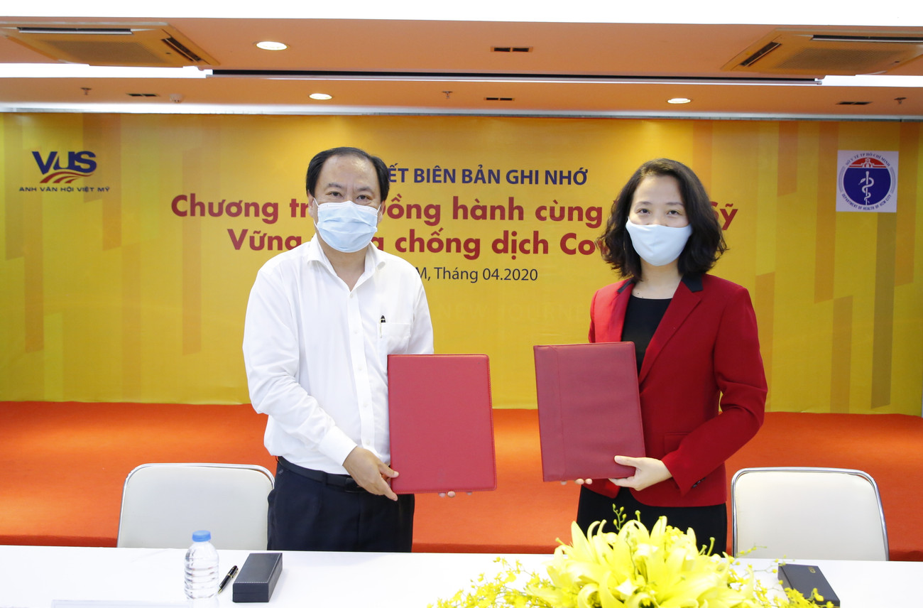 Đại diện Sở Y Tế TP.HCM và đại diện hệ thống Anh văn Hội Việt Mỹ VUS ký kết Biên bản ghi nhớ của chương trình đồng hành Tặng học bổng tiếng Anh cho con em nhân viên y tế tuyến đầu chống dịch ảnh 1