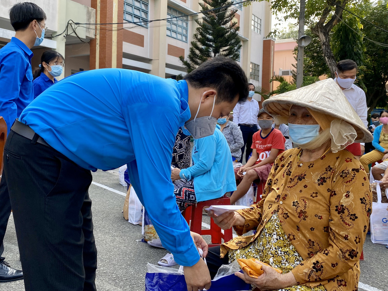 Anh Cao Hồng Hưng, Ủy viên thường trực Đoàn Chủ tịch Ủy ban T.Ư Hội LHTN Việt Nam đến dự và cùng tặng quà cho bà con. 300 phần quà đã gửi tới các hộ dân có hoàn cảnh khó khăn trên địa bàn Q. Thủ Đức, TP. HCM, vào sáng ngày 29/4. Những "Chuyến xe yêu thương" sẽ vận chuyển quà để trao tặng tới những hoàn cảnh khó khăn ở các tỉnh, thành trên cả nước. Ra mắt CLB Công tác xã hội “Chuyến xe yêu thương” ảnh 7