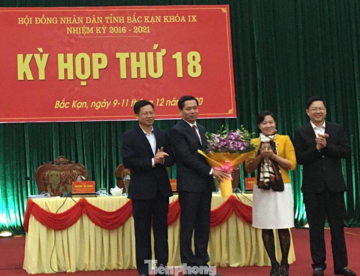 Tập thể lãnh đạo UBND tỉnh Bắc Kạn tặng hoa chúc mừng ông Nguyễn Long Hải (giữa) Ông Nguyễn Long Hải được bầu làm Chủ tịch UBND tỉnh Bắc Kạn ảnh 1
