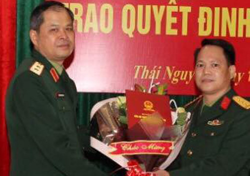 Thượng tá Lương Đình Nhạc (Bìa phải) nhận hoa chúc mừng của Thủ trưởng Bộ Tư lệnh Quân khu 1 .Ảnh: Duy Chiến Lạng Sơn có nhân sự, lãnh đạo mới ảnh 2