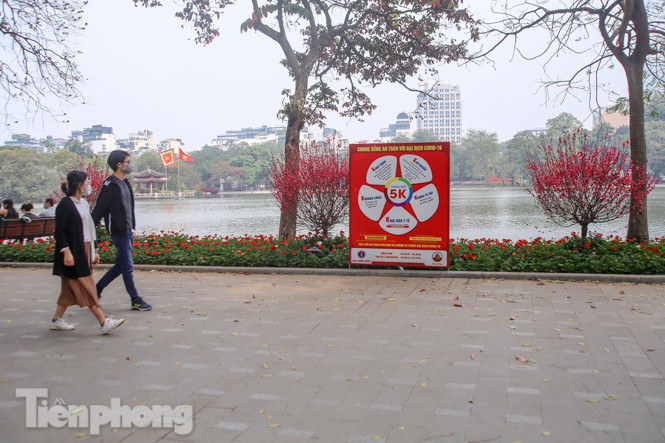 Đào bung sắc bên những thảm hoa rực rỡ quanh hồ Hoàn Kiếm ngày cận Tết ảnh 4