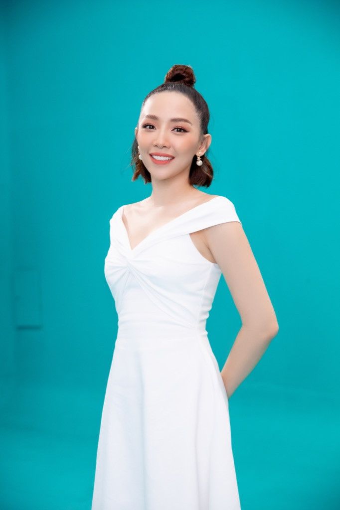 Nữ ca sĩ Tóc Tiên Sao Việt 24H: Các nghệ sĩ cùng hòa ca “Việt Nam tử tế”, Jack lập kỷ lục mới với “Sóng Gió” ảnh 1