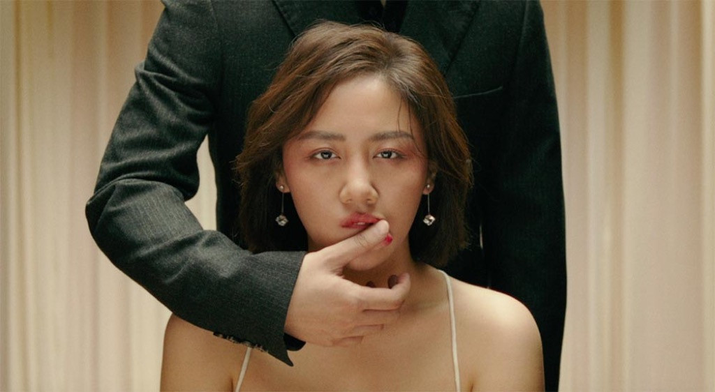Nữ ca sĩ xuất hiện trong nhiều phân cảnh mang màu sắc bí ẩn trong teaser MV Văn Mai Hương bật khóc, ôm chặt người đàn ông bí ẩn trong teaser MV “Đốt” ảnh 3
