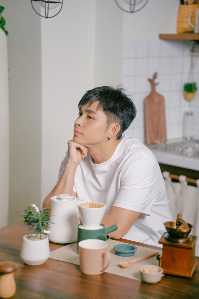 Chất lượng sống thể hiện qua những điều tưởng chừng rất nhỏ nhặt như pha cà phê, nấu ăn, trồng cây... “Trai đẹp màu xanh” Jun Phạm “thả thính” cực mạnh bằng tour tham quan nhà riêng ảnh 4