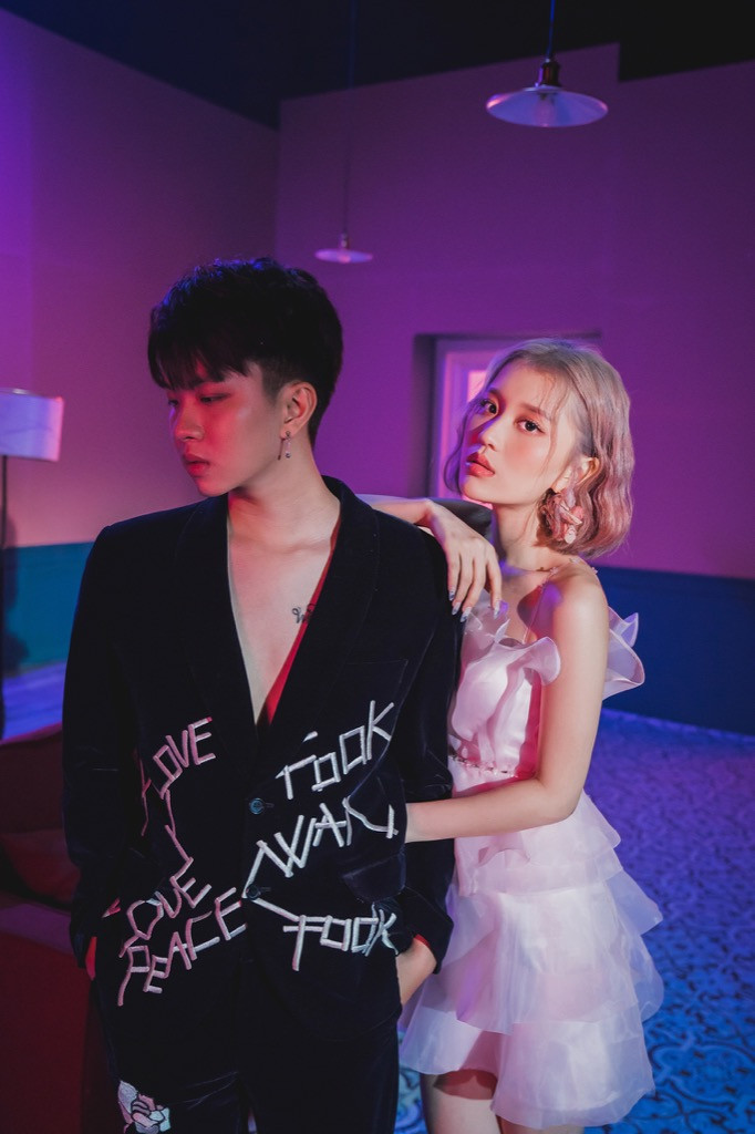 Han Sara bên cạnh rapper RTee Han Sara và rapper RTee vướng vào mối tình tay ba trong MV mới ảnh 2