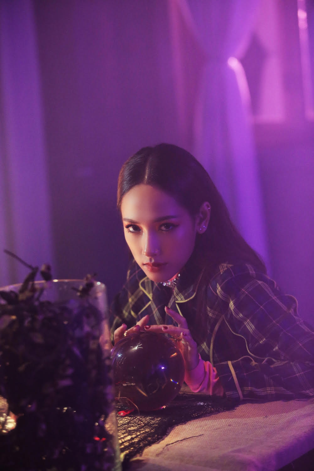 CARA ma mị, bí ẩn trong MV "Thôi Miên" Tưởng là nữ chính ngôn tình, hóa ra CARA chỉ là “bóng đèn” trong MV mới ảnh 2