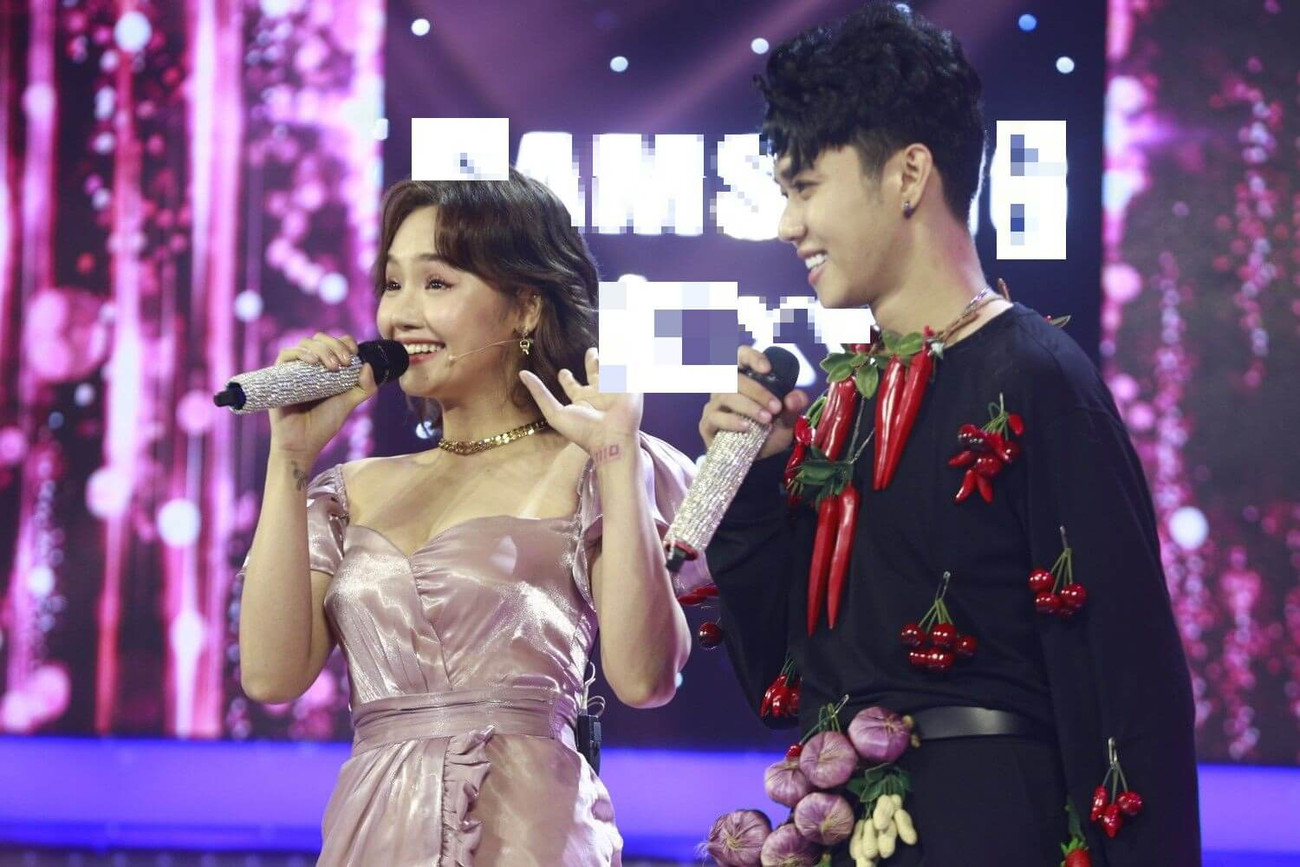 Miu Lê song ca cùng thí sinh số 2 ca khúc "Mình yêu từ bao giờ" và mang về chiến thắng ngọt ngào Miu Lê “tức cái lồng ngực” khi Lou Hoàng “quăng miếng rớt” ở “Giọng Ải Giọng Ai“ ảnh 6