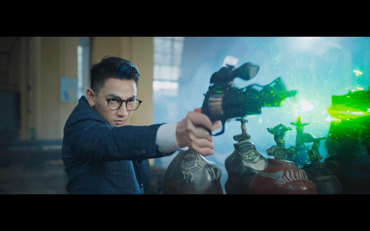 Chuẩn "súng nước" đồ chơi tuổi thơ, lên nòng là "bắn" ra thứ ánh sáng nhiều màu sắc. Isaac cực khổ hóa soái ca điệp viên nhưng fan chỉ lo “cà khịa”... cây súng nước ảnh 5