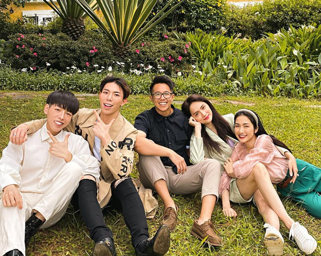 Hương Giang - Matt Liu bên cạnh hội bạn thân thiết Đức Phúc - Erik - Hoà Minzy Sao Việt ẩn ý về ngôn tình chỉ có trên truyền hình, quản lý của Hương Giang bức xúc ảnh 6