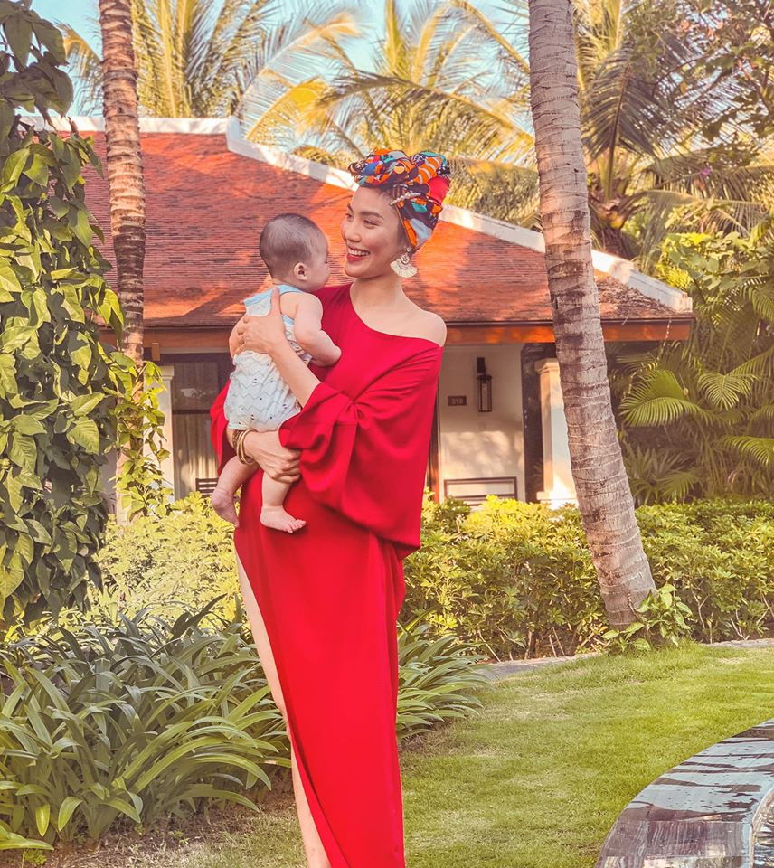 Nụ cười viên mãn, hạnh phúc của Lan Khuê khi nâng niu con trai cưng trên tay Sao Việt 24H: Đông Nhi tung ảnh đẹp như hoa, Lan Khuê có chuyến đi đầu tiên cùng quý tử ảnh 4