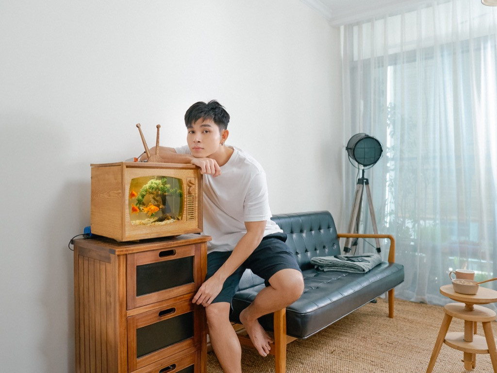 Cách sắp xếp, sử dụng nội thất gỗ của Jun Phạm mang lại cảm giác ấm cúng, đơn giản nhưng không quá đơn điệu, qua loa “Trai đẹp màu xanh” Jun Phạm “thả thính” cực mạnh bằng tour tham quan nhà riêng ảnh 3