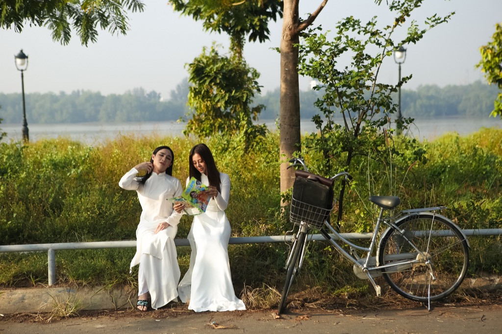 Nam Thư và Huỳnh Lập trong phần 1 "Nhà trọ có quá trời phòng" Huỳnh Lập diện áo dài trắng thướt tha trong web-drama "Nhà trọ có quá trời phòng" phần 2 ảnh 3