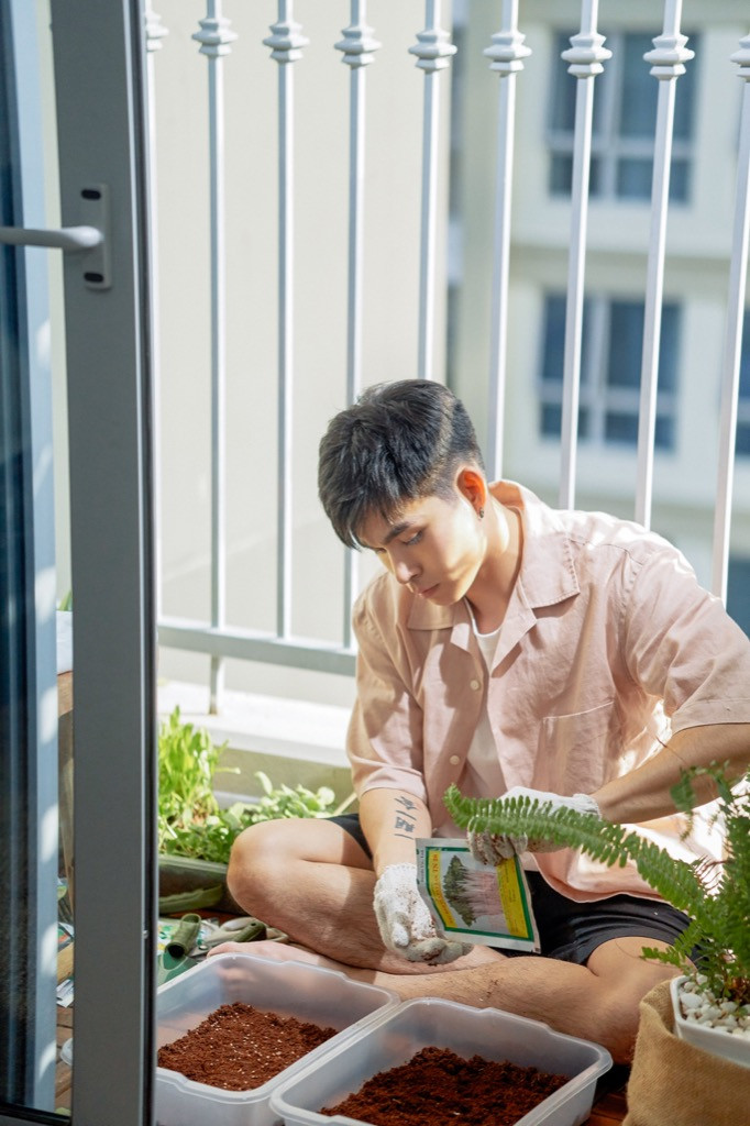 Không gian nhỏ gọn với thiết kế ban công rộng, hướng đón nắng sớm khiến căn hộ của Jun Phạm trở nên vừa ấm cúng, vừa gần gũi với thiên nhiên “Trai đẹp màu xanh” Jun Phạm “thả thính” cực mạnh bằng tour tham quan nhà riêng ảnh 2