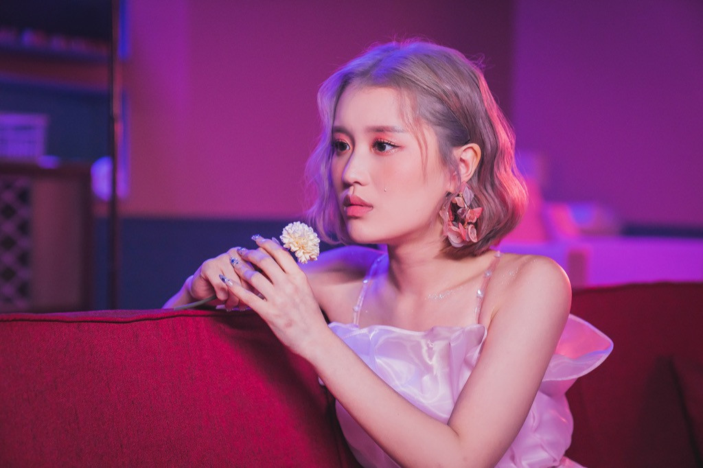 Han Sara trở lại đầy day dứt cùng Let Me Go Han Sara và rapper RTee vướng vào mối tình tay ba trong MV mới ảnh 1