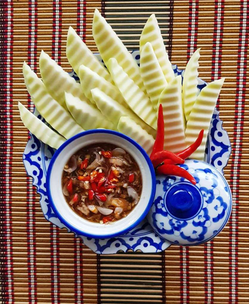 Món ăn truyền thống Mamuang nam pla wan của Thái Lan Kem xoài xanh chấm sốt kiểu Thái, sự kết hợp độc lạ nghe thôi đã rớt nước miếng! ảnh 1