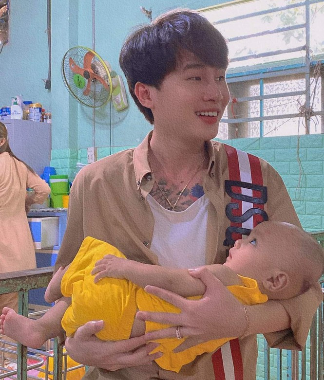 Jack trong chuyến ghé thăm và tặng quà cho các bé tại mái ấm tình thương Đức Quang (Bến Tre). Jack gửi tặng người dân Đà Nẵng 200.000 khẩu trang phòng chống dịch COVID-19 ảnh 2
