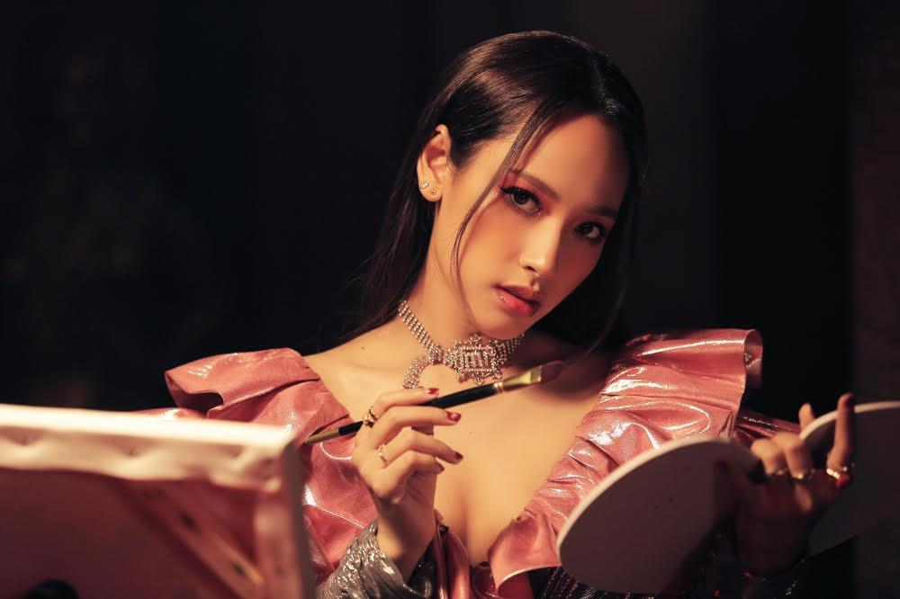 CARA trở lại với hình ảnh mới trưởng thành hơn. Tưởng là nữ chính ngôn tình, hóa ra CARA chỉ là “bóng đèn” trong MV mới ảnh 1