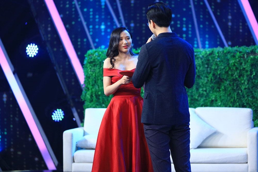 Nam chính Hồng Sơn đã mang đến một “cú lừa” đáng nhớ nhằm khép lại một mùa “twist chồng twist” của Người Ấy Là AI? “Người Ấy Là Ai” tập cuối: Chấm dứt hành trình 29 năm không-yêu-ai của nữ chính ảnh 7