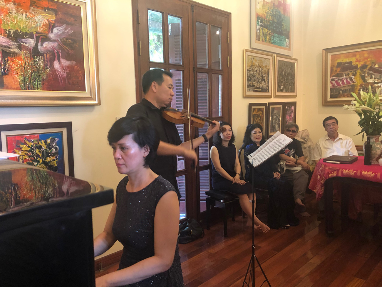 Khán giả vừa thưởng lãm tranh, vừa được nghe tiếng nhạc cổ điển du dương. Ảnh: L.A Bộ tranh sơn dầu của danh hoạ Bùi Xuân Phái lần đầu ra mắt khán giả Việt Nam ảnh 4