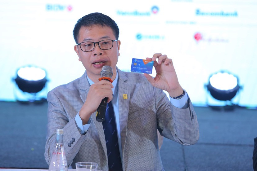 Chủ tịch Napas Nguyễn Quang Hưng giới thiệu mẫu thẻ chip phát hành tại chuỗi sự kiện Ngày Thẻ Việt Nam 2020 Trải nghiệm thanh toán không tiếp xúc cùng Á hậu Phương Nga ảnh 2