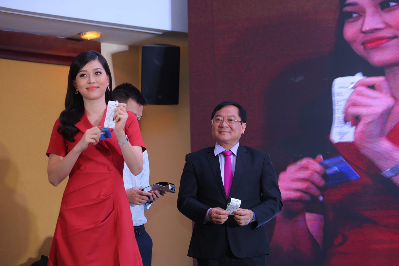 Á hậu Phương Nga thực hiện giao dịch thẻ chip đầu tiên, mở màn chuỗi sự kiện Ngày Thẻ Việt Nam 2020 Trải nghiệm thanh toán không tiếp xúc cùng Á hậu Phương Nga ảnh 1