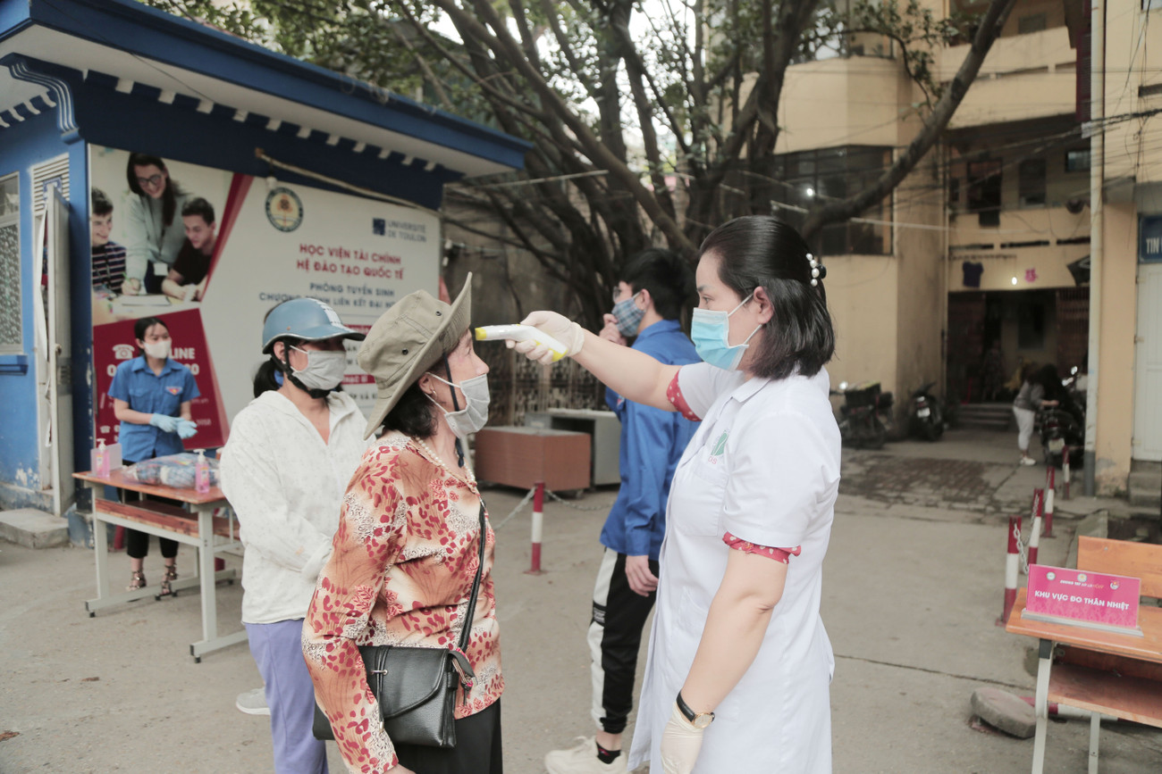 Tất cả người đến nhận quà đều được kiểm tra thân nhiệt và sát khuẩn Học viện Tài chính: Chung tay, sẻ chia và yêu thương ảnh 2