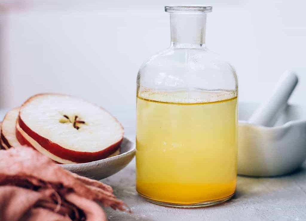 Ở phương Tây, giấm táo (apple cider) loại Extra Virgin được sử dụng để làm sạch mặt như một phương pháp dân gian. Những bí quyết làm đẹp mà dân tình truyền tai nhau, cái nào tin được cái nào không? ảnh 4