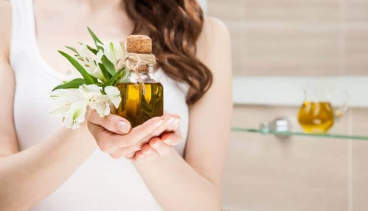 Dầu oliu sẽ giúp da mịn màng và sáng lên trông thấy. Những bí quyết làm đẹp mà dân tình truyền tai nhau, cái nào tin được cái nào không? ảnh 2