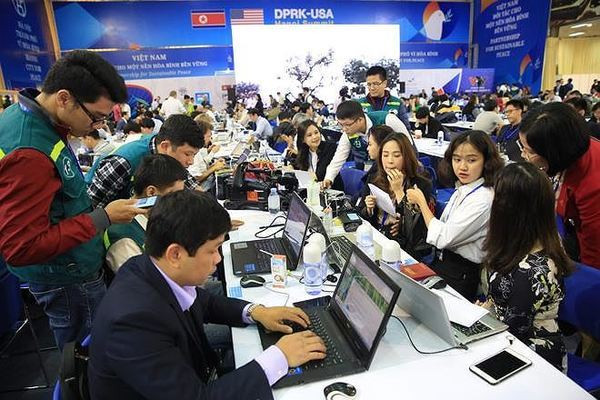 Báo chí luôn là một ngành được nhiều bạn trẻ quan tâm và có mức độ cạnh tranh cao. Tại sao điểm chuẩn nhóm ngành Báo chí tăng mạnh, dự báo năm tới ra sao? ảnh 2