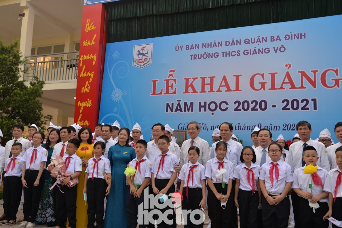 Nhân dịp khai giảng năm học mới, Ủy ban MTTQ Việt Nam TP. Hà Nội đã gửi tặng thầy cô và trò trường THCS Giảng Võ 6 máy sát khuẩn tay và 1000 khẩu trang để phòng, chống dịch COVID-19. Hà Nội: Thầy trò trường THCS Giảng Võ đón lễ khai giảng rực rỡ cờ hoa ảnh 10
