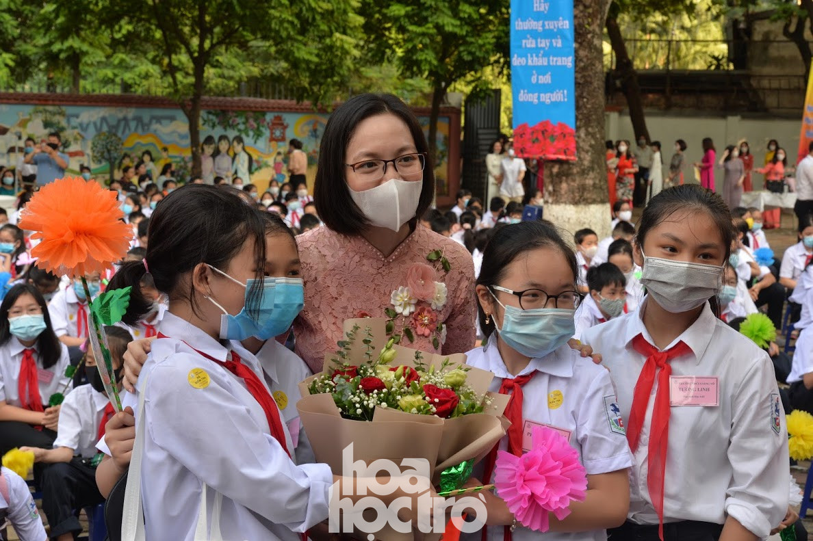 Các bạn học sinh trường THCS Giảng Võ tặng hoa và chụp hình cùng cô giáo. Hà Nội: Thầy trò trường THCS Giảng Võ đón lễ khai giảng rực rỡ cờ hoa ảnh 5