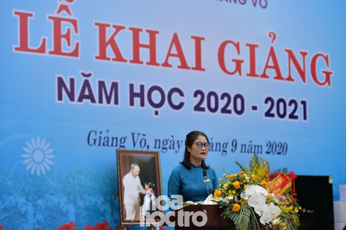 Cô giáo Tô Thị Hải Yến - Hiệu trưởng trường THCS Giảng Võ phát biểu tại lễ khai giảng. Hà Nội: Thầy trò trường THCS Giảng Võ đón lễ khai giảng rực rỡ cờ hoa ảnh 8